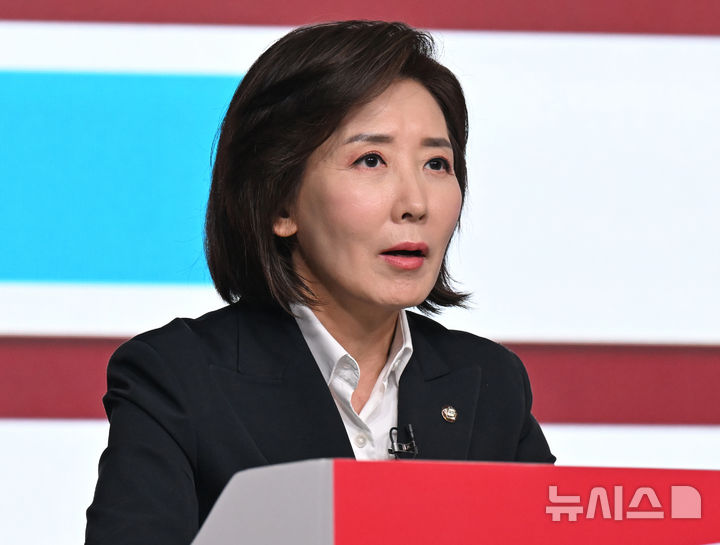 [서울=뉴시스] 국회사진기자단 = 나경원 제21대 대통령 선거 국민의힘 경선 후보가 20일 서울 강서구 ASSA아트홀에서 열린 '제21대 대통령 선거 국민의힘 1차 경선 B조 토론회'에서 발언하고 있다. 2025.04.20. photo@newsis.com