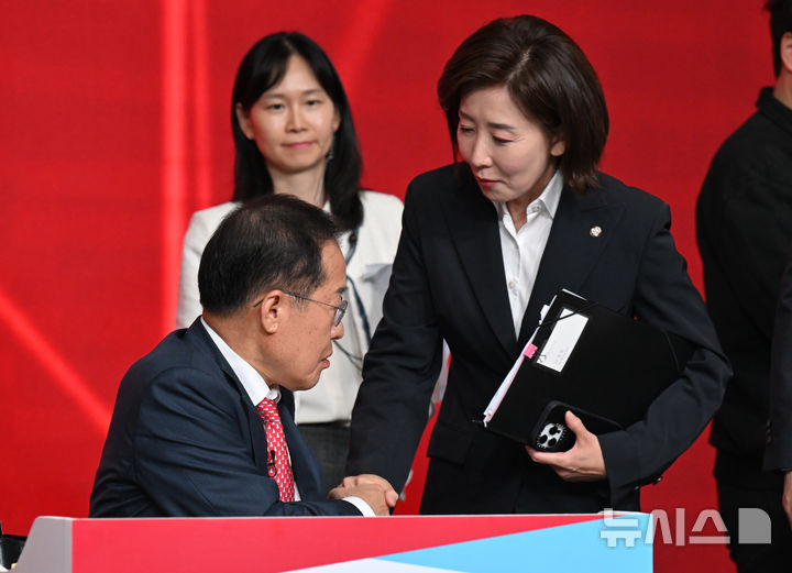 [서울=뉴시스] 국회사진기자단 = 홍준표, 나경원 제21대 대통령 선거 국민의힘 경선 후보가 20일 서울 강서구 ASSA아트홀에서 열린 '제21대 대통령 선거 국민의힘 1차 경선 B조 토론회'에서 토론 시작에 앞서 인사하고 있다. 2025.04.20. photo@newsis.com