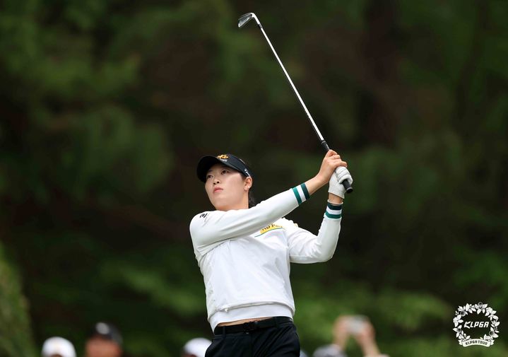 [서울=뉴시스] 20일 경남 김해시 가야CC에서 열린 넥센 세인트나인 마스터즈 FR에서 방신실 프로가 2번홀 아이언 티샷을 날리고 있다. (사진=KLPGA/박준석 제공) 2025.04.20. photo@newsis.com *재판매 및 DB 금지