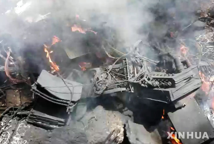 [사나= 신화/뉴시스] 예멘 마리브주의 알카에다 은신처에 미군 드론의 미사일 공격이 1월 25일 가해져 알카에다 대원으로 추정되는 3명이 죽고 여러 명이 다쳤다고 예멘 보안군이 말했다.&nbsp; 사진은 지난 해 4월20일 사나 주에서 격추 당한 미군 MQ-9무인기가 지상에 떨어져서 불타고 있는 광경. 2026. 01. 26.&nbsp;&nbsp; 