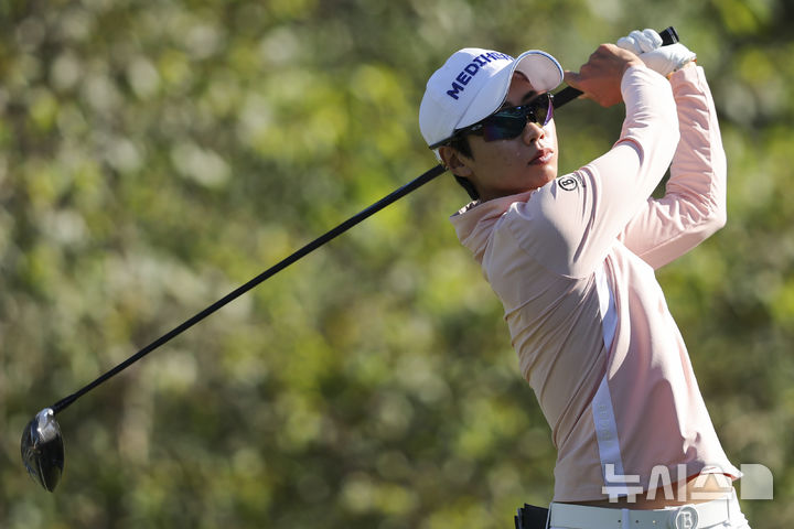 [로스앤젤레스=AP/뉴시스] 안나린이 20일(현지 시간) 미 캘리포니아주 로스앤젤레스의 엘 카바예로 컨트리클럽에서 열린 미국여자프로골프(LPGA) 투어 JM 이글 LA 챔피언십 최종 라운드 3번 홀에서 티샷하고 있다. 안나린은 최종 합계 8언더파 280타 공동 52위를 기록했다. 2025.04.21.