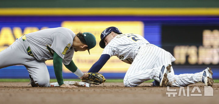 [밀워키=AP/뉴시스] 밀워키 브루어스의 브라이스 투랑이 21일(한국 시간) 미국 위스콘신주 밀워키의 아메리칸패밀리 필드에서 벌어진 2025 메이저리그(MLB) 오클랜드 애슬레틱스와의 경기에서 2회말 도루를 하고 있다. 2025.04.21