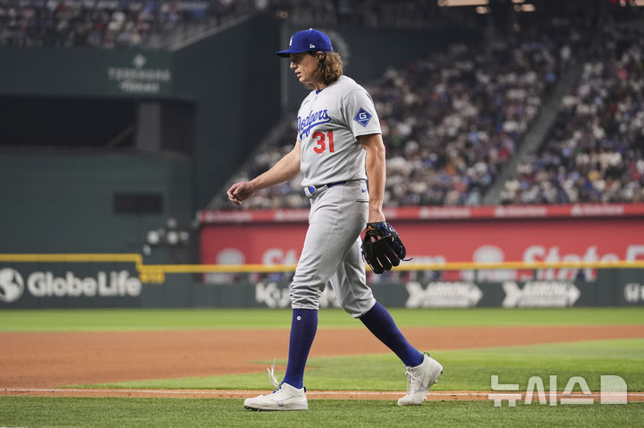 [텍사스=AP/뉴시스] LA 다저스 우완 선발 투수 타일러 글래스노우(31)가 오른쪽 어깨 염증으로 15일짜리 부상자 명단(IL)에 올랐다. 사진은 21일(한국 시간) 텍사스 레인저스전에서 종아리 경련 문제로 5회초 강판되는 모습. 2025.04.29. 