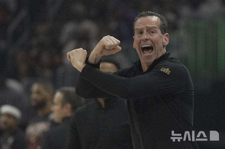 [클리블랜드=AP/뉴시스] 미국프로농구(NBA) 클리블랜드 캐벌리어스의 케니 앳킨슨 감독. 2025. 4. 20.