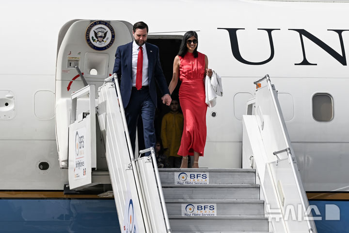 [뉴델리=AP/뉴시스] JD 밴스 미국 부통령이 21일(현지 시간) 인도 뉴델리 국제공항에 도착해 배우자 우샤와 함께 비행기에서 내리고 있다. 나렌드라 모디 총리와 밴스 부통령은 회담에서 무역 협상을 논의했다. 2025.04.22.