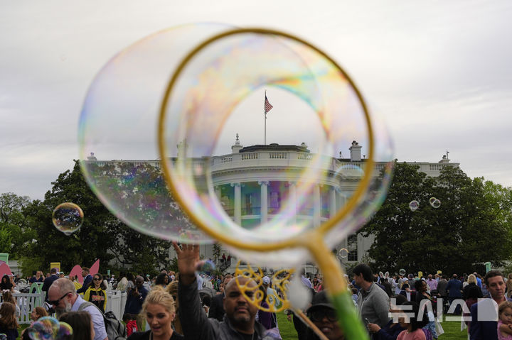 [워싱턴=AP/뉴시스] 21일(현지 시간) 백악관 사우스론에서 열린 연례 '백악관 부활절 달걀 굴리기' 행사에서 비눗방울 놀이가 진행되고 있다. 2025.04.22.