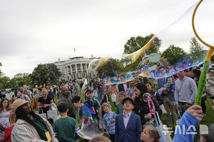[워싱턴=AP/뉴시스] 21일(현지 시간) 백악관 사우스론에서 열린 연례 '백악관 부활절 달걀 굴리기' 행사에서 비눗방울 놀이가 진행되고 있다. 2025.04.22.