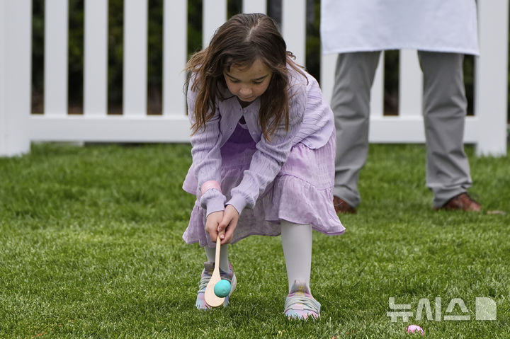 [워싱턴=AP/뉴시스] 21일(현지 시간) 백악관 사우스론에서 열린 연례 '백악관 부활절 달걀 굴리기' 행사에 참여한 한 어린이가 달걀을 굴리고 있다. 2025.04.22.