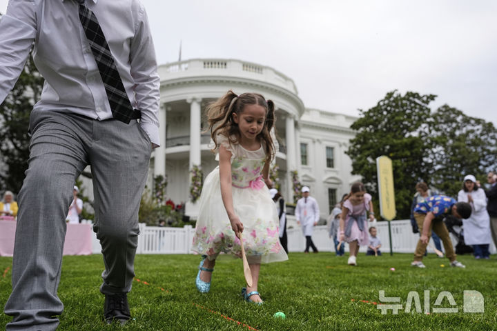 [워싱턴=AP/뉴시스] 21일(현지 시간) 백악관 사우스론에서 열린 연례 '백악관 부활절 달걀 굴리기' 행사에 참여한 한 어린이가 달걀을 굴리고 있다. 2025.04.22.