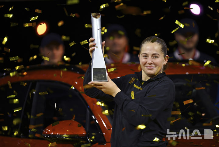 [슈투트가르트=AP/뉴시스] 옐레나 오스타펜코(라트비아)가 21일(현지 시간) 독일 슈투트가르트에서 열린 여자프로테니스(WTA) 투어 포르셰 그랑프리 단식 결승에서 아리나 사발렌카(벨라루스)를 꺾은 뒤 우승 트로피를 들고 기념 촬영을 하고 있다. 2025.04.21