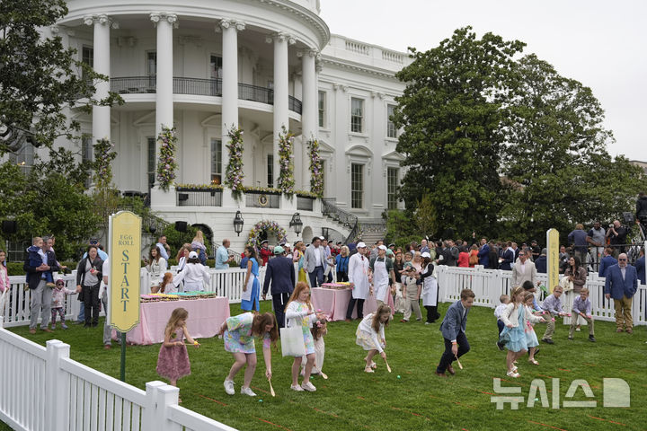 [워싱턴=AP/뉴시스] 21일(현지 시간) 백악관 사우스론에서 열린 연례 '백악관 부활절 달걀 굴리기' 행사에 참여한 어린이들이 달걀을 굴리고 있다. 2025.04.22.