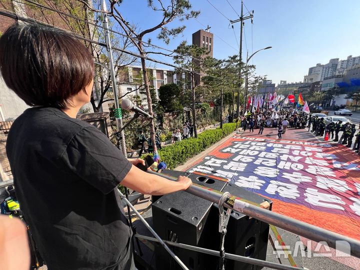 [서울=뉴시스]전국장애인차별철폐연대(전장연)가 20일 오후 '420 장애인차별철폐의 날 전국 집중결의대회'를 열고 서울 종로구 일대를 행진하고 있다. 이들은 동정과 시혜의 시선 아래 놓인 장애인의 날을 거부하고 '제24회 장애인차별철폐의 날'을 기념해 집회와 문화제를 개최했다. (사진=전장연 제공) 2025.04.21. photo@newsis.com