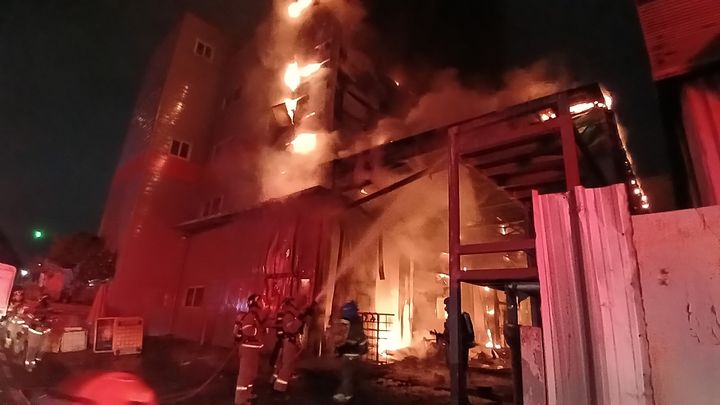 [부산=뉴시스] 21일 오전 부산 사하구의 한 사료공장 1층에서 원인이 밝혀지지 않은 불이 났다. (사진=부산소방재난본부 제공) 2025.04.21. photo@newsis.com *재판매 및 DB 금지