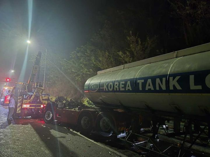 [진주=뉴시스]21일 남해고속도로 순천방향 진주터널 입구서 25t탱크로리가 앞서가던 화물차를 들이받아 전복됐다.(사진=독자 제공).2025.04.21.photo@newsis.com *재판매 및 DB 금지