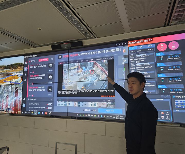 코오롱글로벌 직원이 과천 코오롱타워에 위치한 통합관제센터에서 코오롱베니트 ‘AI 비전 인텔리전스’ 모델을 시연하고 있다.(사진=코오롱베니트 제공) *재판매 및 DB 금지