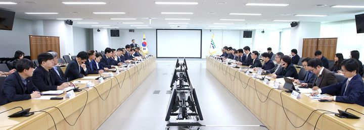 [수원=뉴시스] 지난 16일 개최된 공공기관장 회의. (사진=경기도 제공) 2025.04.21. photo@newsis.com *재판매 및 DB 금지