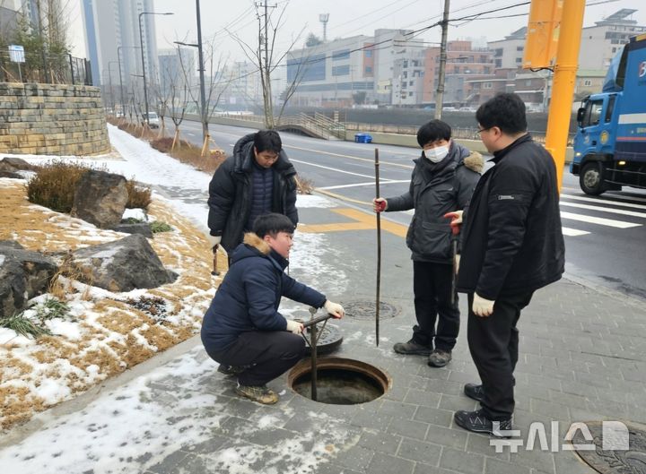 [광명=뉴시스] 광명시 상수도 담당자들이 상수도관망 밸브를 점검하고 있다. (사진=광명시 제공) 2025.04.21. photo@newsis.com