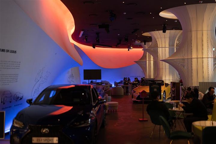 [서울=뉴시스] 한국토요타자동차가 오는 22일 지구의 날을 맞아 소등 캠페인을 진행한다고 21일 밝혔다. 사진은 지난 지구의 날 당시 렉서스 복합문화공간 커넥트투에서 소등 캠페인을 실시하고 있는 모습. (사진=한국토요타자동차 제공) photo@newsis.com *재판매 및 DB 금지