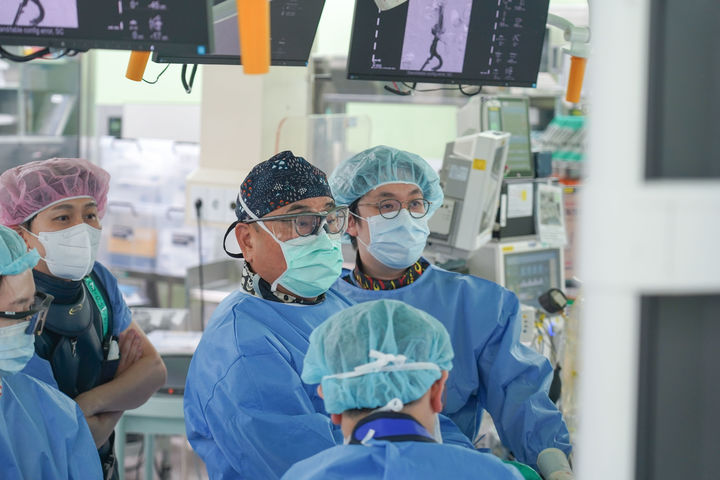 [양산=뉴시스] 혈관외과팀 이상수 교수가 수술을 진행하고 있다. (사진=양산시 제공) 2025.04.21. photo@newsis.com *재판매 및 DB 금지