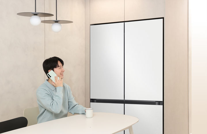 [서울=뉴시스]삼성 'AI 구독클럽' 가입 고객이 'AI 사전 케어 알림' 서비스를 받고 제품을 살펴보고 있다. (사진=삼성전자 제공) photo@newsis.com *재판매 및 DB 금지