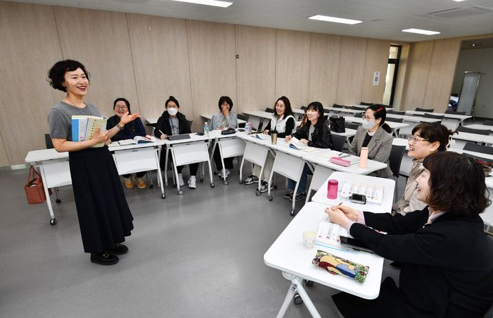 [대구=뉴시스] 영진전문대 YAP 프로그램 '일상에서 톡! 기초생활영어' 수업 모습. (사진=영진전문대 제공) photo@newsis.com *재판매 및 DB 금지
