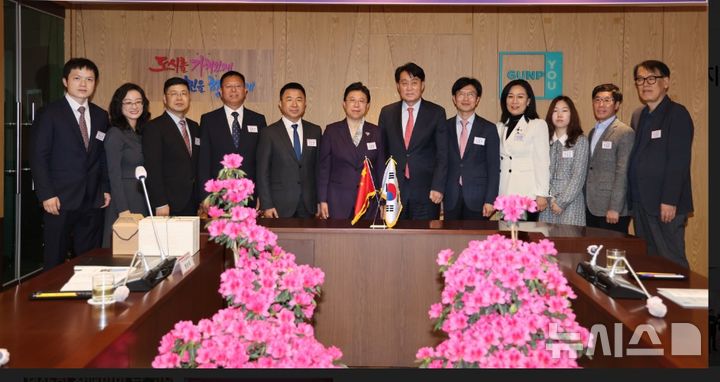 [군포=뉴시스] 경기 김포시가 중국 취저우시와 바둑 우호교류 협약을 맺고 있다. (사진=군포시 제공) 2025.04.21. photo@newsis.com