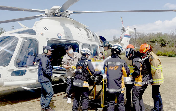 [서울=뉴시스] 목포에서 부천세종병원까지 닥터헬기로 환자가 이송되는 모습. 2025. 4. 21. (사진=혜원의료재단 제공) *재판매 및 DB 금지