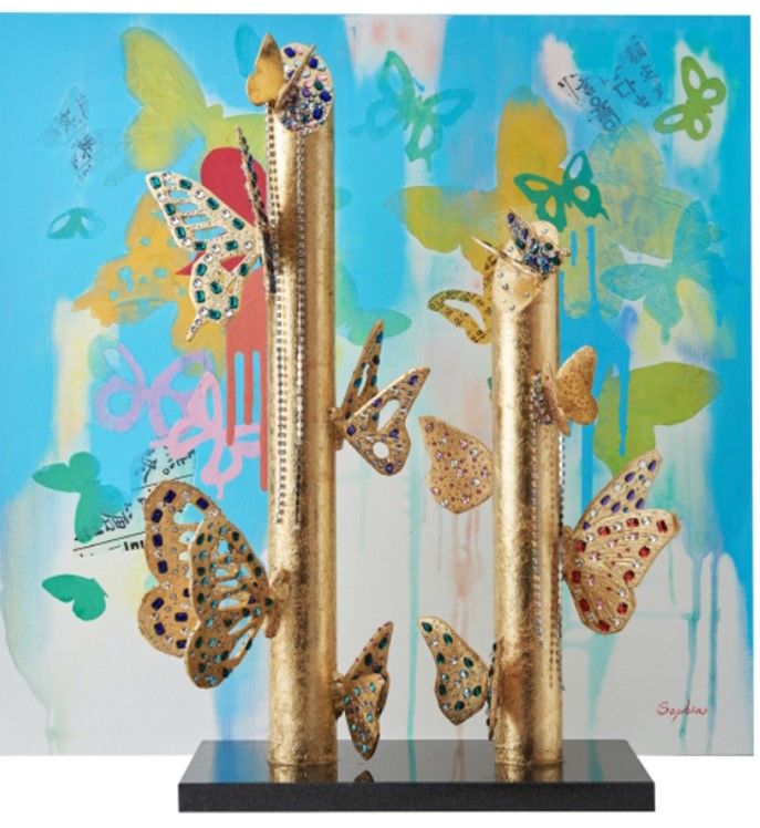 허경애 조형물 ’영혼의 사랑‘. 배경으로 보이는 회화 신작 ‘나비의 춤(The Dance of a butterfly), 91×91 cm.&nbsp; *재판매 및 DB 금지