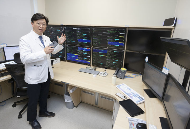 [서울=뉴시스]박진식 혜원의료재단 이사장이 17일 인천세종병원에서 환자 모니터링 시스템을 소개하고 있다. (사진=혜원의료재단 제공) 4. 21. *재판매 및 DB 금지