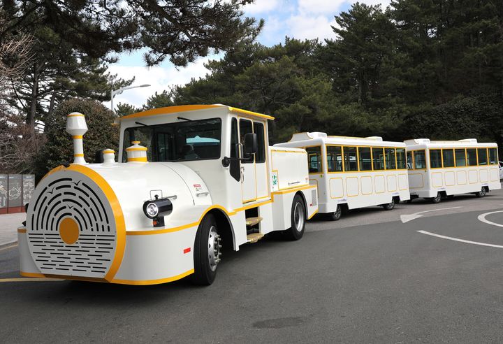 [부산=뉴시스] 무장애 친환경 전기차 다누비. (사진=부산관광공사 제공) 2025.04.21. photo@newsis.com *재판매 및 DB 금지