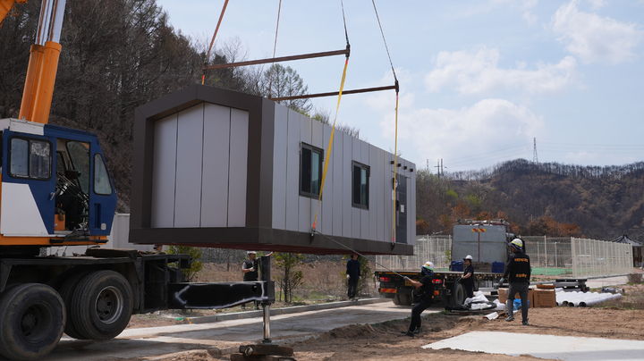 [서울=뉴시스] 지난 3월 산불로 주거지를 잃은 이재민들의 주거 안정을 위해 손해보험 사회공헌협의회가 제공한 희망하우스. (사진=손해보험협회 제공) 2025.04.21. photo@newsis.com *재판매 및 DB 금지