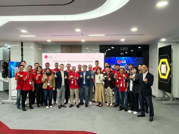 [서울=뉴시스]조주완 LG전자 사장이 인도네시아 법인을 찾아 현지 직원들과 사진을 찍고 있다. (사진=링크드인 캡처) 2025.04.21. photo@newsis.com *재판매 및 DB 금지