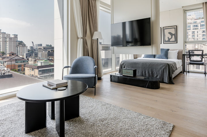 [서울=뉴시스] 1개월 이상 중장기 체류자를 위한 주거서비스를 제공하는 글로벌 풀 퍼니시드(Full-Furnished) 주거 임대 프롭테크 기업인 블루그라운드(Blueground)가 서울 아스티논현에 1호점을 열었다. (사진=블루그라운드 제공) 2025.04.21. photo@newsis.com *재판매 및 DB 금지