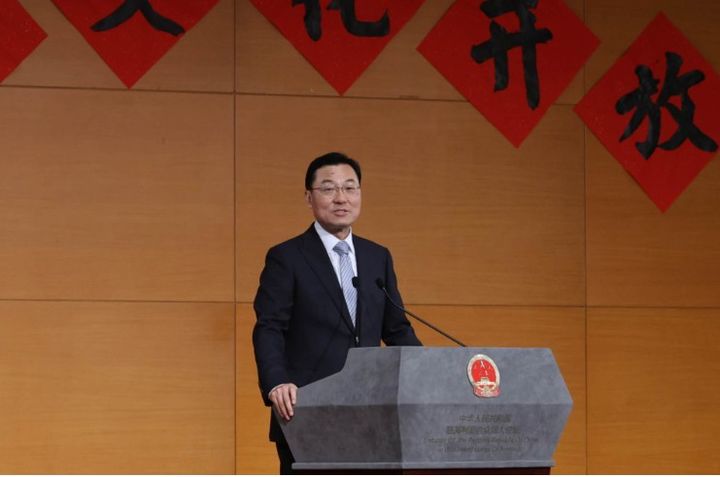 [서울=뉴시스] 셰펑 주미 중국대사가 20일 워싱턴 주미 중국 대사관에서 열린 ‘중의학 문화개방일’ 개막식에서 연설하고 있다.(출처: 주미 중국대사관 홈페이지) 2025.04.21. *재판매 및 DB 금지