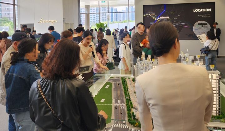 [서울=뉴시스] HL디앤아이한라는 '태화강 에피트' 견본주택에 지난 4월18일 개관 후 사흘 동안 9000여명이 몰렸다. 이 단지는 청약 접수 결과 전 타입 1순위 마감에 성공했다. (사진=HL디앤아이한라 제공) 2025.09.18. photo@newsis.com *재판매 및 DB 금지