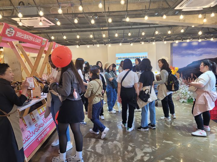 [울산=뉴시스] 울산 울주군은 지난 11일부터 17일까지 경주 황리단길 생활문화센터에서 운영한 ‘울주 팝업홍보관’이 누적 방문객 5350명을 기록하며 성황리에 마무리됐다고 21일 밝혔다. (사진= 울주군 제공) 2025.04.21.photo@newsis.com *재판매 및 DB 금지