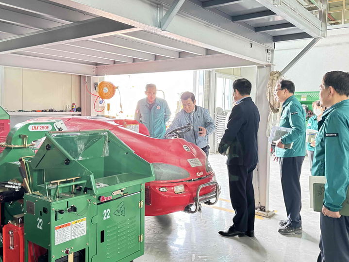 [밀양=뉴시스] 곽근석 부시장이 농기계임대사업소를 방문해 농기계 현황을 점검하고 있다. (사진=밀양시 제공) 2025.04.21. photo@newsis.com *재판매 및 DB 금지