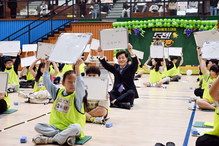[밀양=뉴시스] 안병구 시장이 삼문동 문화체육회관에서 열린 제7회 장애 이해 퀴즈대회 도전 골든벨에 참여하고 있다. (사진=밀양시 제공) 2025.04.21. photo@newsis.com *재판매 및 DB 금지