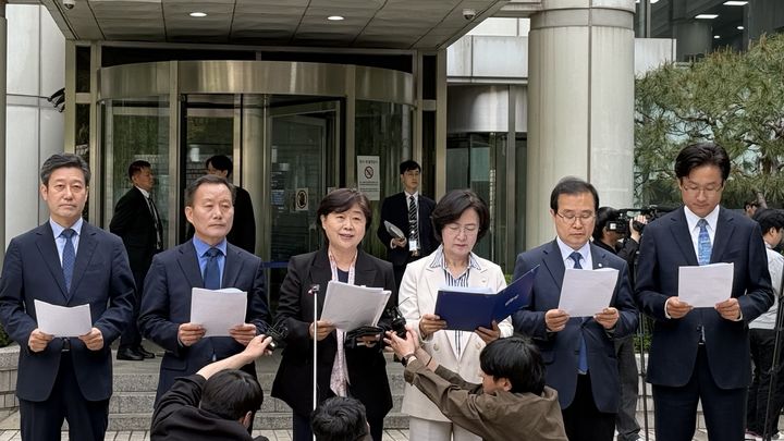 [서울=뉴시스]더불어민주당 윤석열 내란진상조사단은 21일 오전 서울 서초구 서울중앙지법 앞에서 내란 혐의 불공정 재판에 대해 항의하는 기자회견을 진행했다. (사진=서영교 민주당 의원실 제공)&nbsp; 2025.04.21. photo@newsis.com *재판매 및 DB 금지