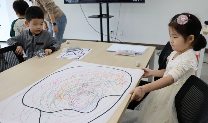 [서울=뉴시스] 웹젠이 임직원 자녀를 대상으로 하는 코딩 교육 프로그램 '렛츠플레이(Let’s PLAY) 코딩!' 상반기 수업을 진행했다고 21일 밝혔다. (사진=웹젠 제공) *재판매 및 DB 금지