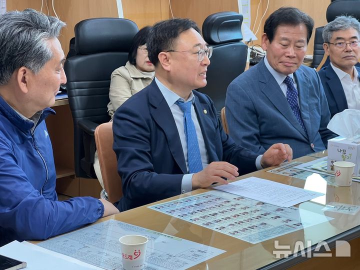 [옥천=뉴시스] 연종영 기자 = 21일 오전 충북 옥천군청 브리핑실을 방문한 이광희(왼쪽 두번째) 더불어민주당 충북도당위원장이 민주당 대선 후보 경선 진행 상황과 충북지역 대선공약 등을 설명하고 있다. 초선 국회의원인 이 위원장은 친 이재명계로 분류되는 인물이다. 2025.04.21. jyy@newsis.com