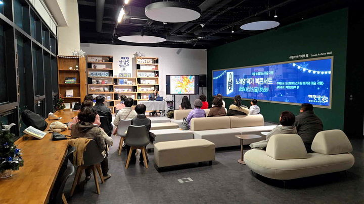 [밀양=뉴시스] 해천상상루에서 진행된 노채영 작가 초청 북 콘서트. (사진=밀양시 제공) 2025.04.21. photo@newsis.com *재판매 및 DB 금지