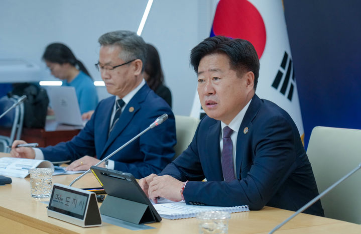 [제주=뉴시스] 오영훈 제주도지사는 21일 도청에서 열린 주간 혁신성장회의에서 한시적으로 달성한 RE100의 성과를 설명하고 있다. (사진=제주도 제공) 2025.04.21. photo@newsis.com *재판매 및 DB 금지