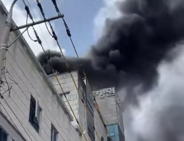 [광주=뉴시스] 21일 오후 12시33분께 광주 남구 봉선동 한 아동병원에서 불이 나 소방 당국에 의해 10분 만에 꺼졌다. (사진 = 독자 제공) 2025.04.21. photo@newsis.com *재판매 및 DB 금지