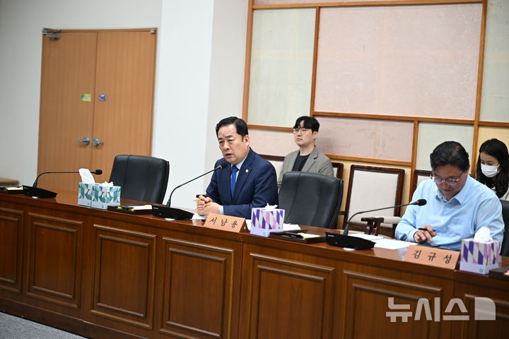 [완주=뉴시스] 완주군의회 서남용·김규성 의원과 완주군 이재연 보건소장과 김은희 도서관사업소장 등이 북카페 설치의 필요성과 운영방안에 대해 심도 있게 논의하고 있다. *재판매 및 DB 금지