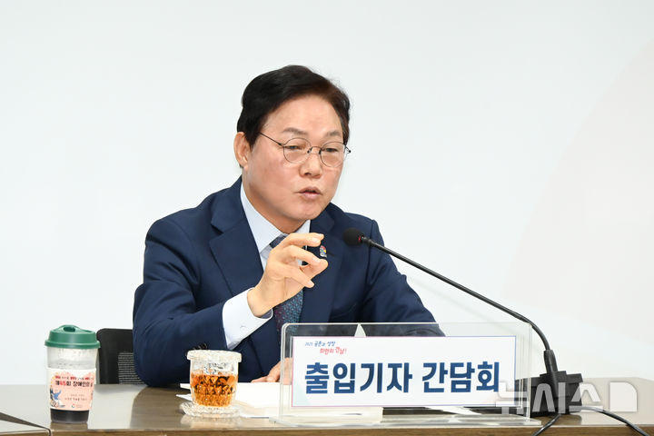 [창원=뉴시스]박완수 경남도지사가 21일 오전 도청 도정회의실에서 가진 출입기자 간담회 중 기자들의 질문에 답하고 있다.(사진=경남도 제공)2025.04.21. photo@newsis.com