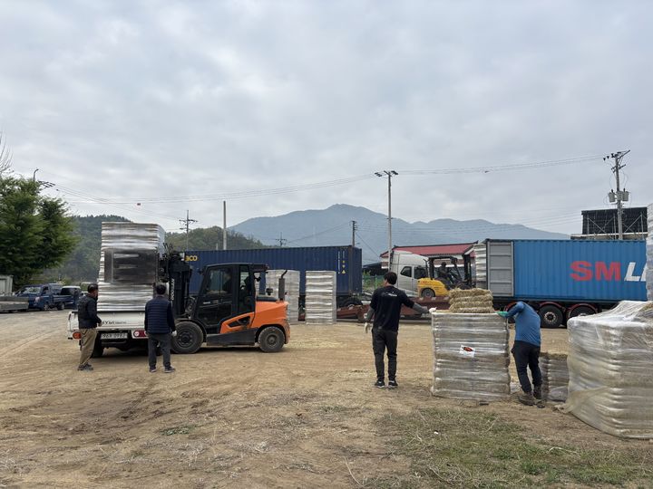 경산시, 축산농가 689가구에 건초 공급 (사진=경산시 제공) *재판매 및 DB 금지