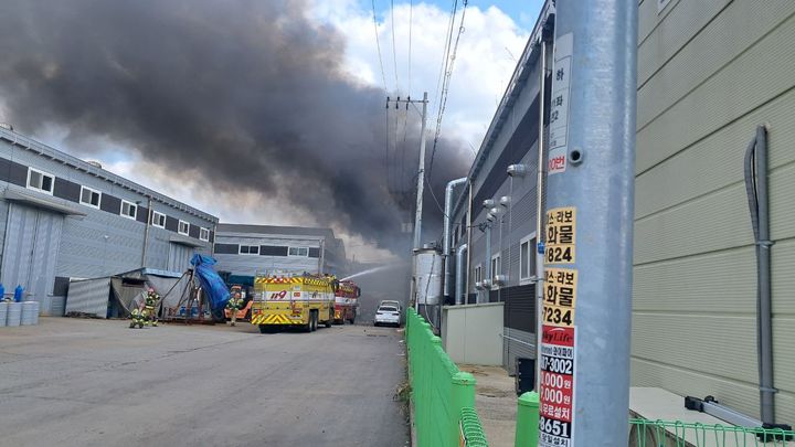 [화성=뉴시스] 21일 오후 1시10분께 경기 화성시 팔탄면의 한 사출기 기계 수리 공장에 불이 났다. (사진=경기도소방재난본부 제공) 2025.04.21. photo@newsis.com *재판매 및 DB 금지