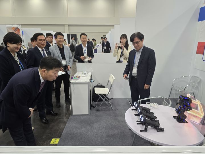 [홍성=뉴시스] 충남도 내 기업들이 17∼20일 미국 애틀란타에서 열린 ‘2025 세계한인비즈니스대회’에 참가해 총 3841만 달러의 계약 체결 성과를 올린 가운데 박정주 행정부지사가 현지 참가 기업들을 격려하고 있다. *재판매 및 DB 금지