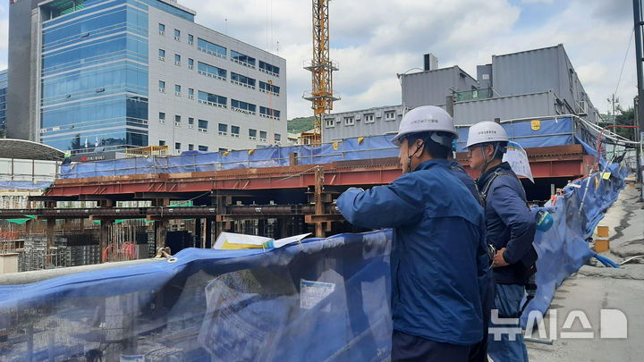 [성남=뉴시스] 성남시 관계자들이 한 대형 건축 공사장에 대한 안전 점검을 실시하고 있다. (사진=성남시 제공) 2025.04.21. photo@newsis.com